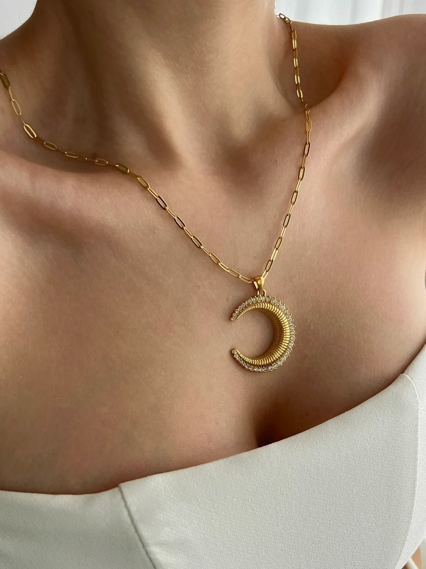 Iselune Moon Necklace